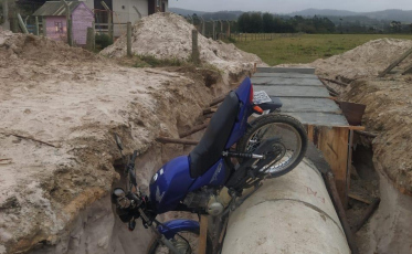 Motociclista cai em vala aberta e fica ferido