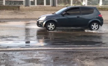 Vazamento dos grandes e água toma a pista na Luiz Lazzarin (VÍDEO)