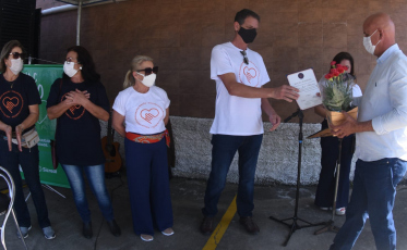 Voluntários do Balneário Rincão distribuem 600 plantas em evento comemorativo