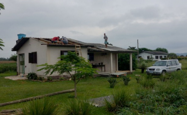Moradores afetados por vendaval recebem auxílio em Santa Rosa do Sul