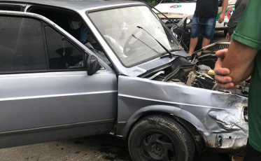 Motorista ultrapassa caminhão e bate de frente em outro (VÍDEO)