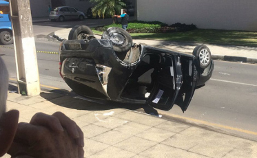 Veículo bate no meio-fio, atropela senhora e capota (vídeo)