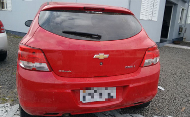 Mulher é presa com veículo clonado em Araranguá