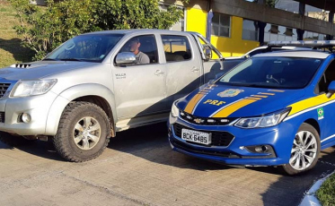 PRF flagra picape portando placas de carro do Exército