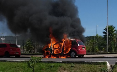 Veículo pega fogo e é destruído pelas chamas em Criciúma