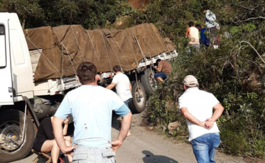 A dificuldade para retirar um caminhão trancado na Serra do Corvo Branco
