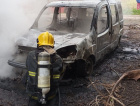 Ermo: veículo fica destruído após incêndio