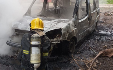 Ermo: veículo fica destruído após incêndio