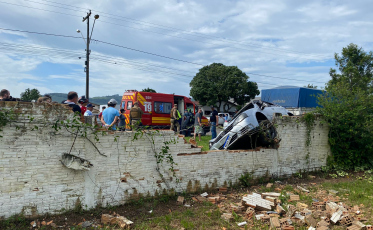 Motorista fica gravemente ferido após colidir veículo contra muro em Jacinto Machado