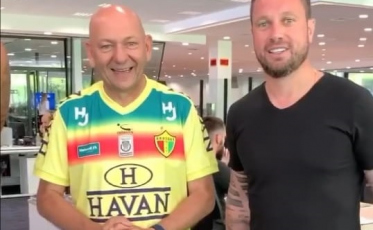 Luciano Hang veste a nova camiseta do Brusque, produzida pela Embratex