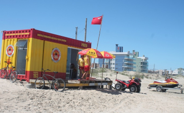 Entenda o que significam as cores das bandeiras salva-vidas
