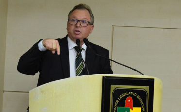 Ademir Honorato dispara contra Salvaro: 