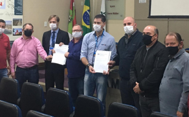 Vereadores entregam solicitação para agência e lotérica em bairros