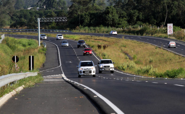 Assaltantes roubam carro na Via Rápida