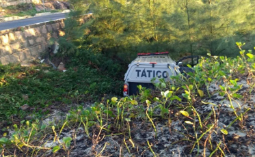 Carro da Polícia capota em Laguna