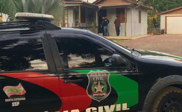 Mulher é presa por suspeita de encomendar a morte do marido