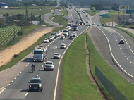 O movimento na BR-101, no acostamento à esquerda na foto / Divulgação