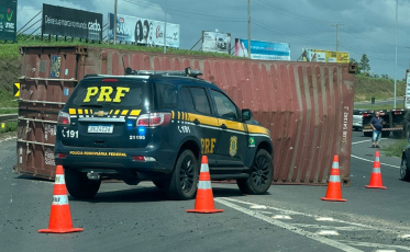 Container cai de carreta e interdita trecho da Via Rápida