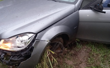 Motorista perde o controle do veículo e cai de viaduto de 15 metros na Via Rápida