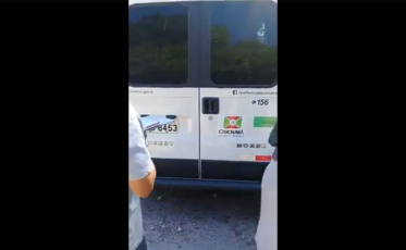 Vídeo mostra ambulância de Criciúma sendo guinchada em Blumenau