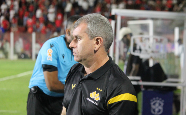 Tencati reclama da arbitragem e comemora o um ponto: 