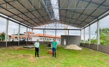 Prefeito de Maracajá vistoria obra em quadra poliesportiva