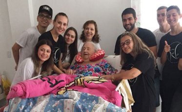 Igreja faz a felicidade de idosos no domingo de Páscoa 