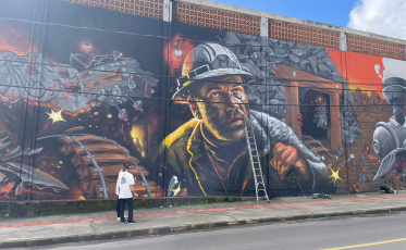 Grupo de artistas fazem grafite em muro de escola de Criciúma
