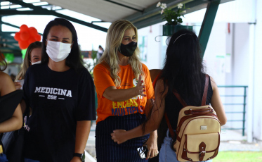 Corredores cheios de cor e vida: alunos voltam presencialmente à Unesc