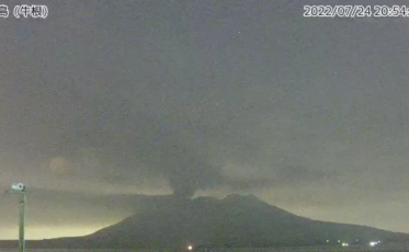 Vulcão Sakurajima, na ilha japonesa Kyusu, entra em erupção 