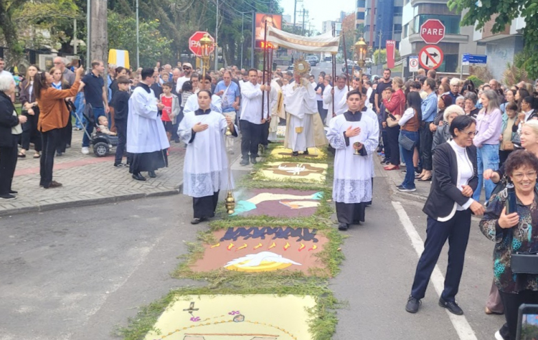 Galeria: veja como a fé tomou conta das ruas de Criciúma durante a celebração de Corpus Christi