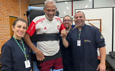 Quase um ano após AVC, paciente comemora ao conseguir ficar de pé