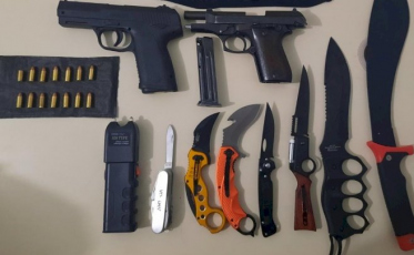 PM prende homem com arma de fogo e facas em Imbituba
