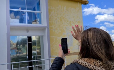 Familiares se emocionam ao se comunicar com pacientes (VÍDEO)
