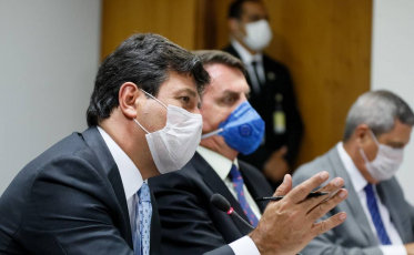 Curva de transmissão do coronavírus só deverá ter queda brusca em setembro, diz ministro