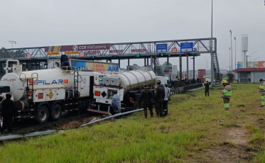 Caminhão com carga perigosa sai da pista e mobiliza equipes de segurança em Laguna