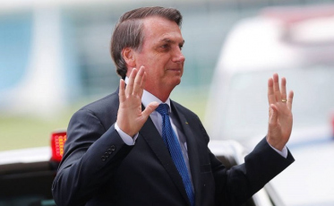 Mesmo de repouso Bolsonaro recebe vice-presidente e ministro