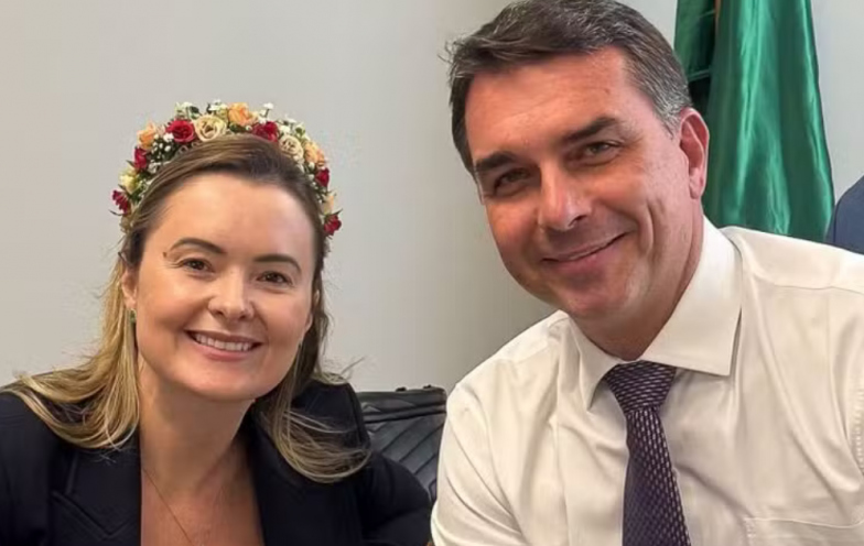 Cotada a vice de Flávio Bolsonaro, Júlia Zanatta diz que seu nome 'empolga a militância'