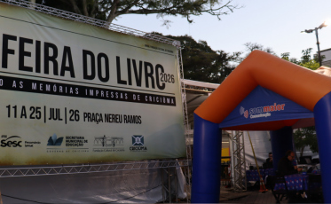 Feira do Livro reforça incentivo à leitura com vale-livro para estudantes e projetos de alfabetização em Criciúma