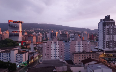 Frio intenso chega, derruba as temperaturas e muda o tempo em SC