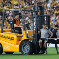 ‘Empilhadeira-maca’ entra em campo para retirar jogador e vira atração em jogo da Série B