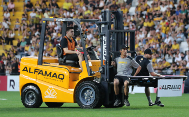 ‘Empilhadeira-maca’ entra em campo para retirar jogador e vira atração em jogo da Série B