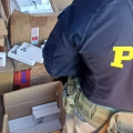Carreta com R$ 20 milhões em celulares e produtos ilegais é interceptada em SC