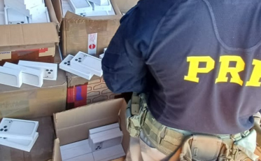 PRF apreende 1,7 mil smartphones e carga milionária em carreta na BR-101