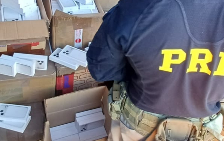 PRF apreende 1,7 mil smartphones e carga milionária em carreta na BR-101