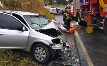Colisão frontal entre dois veículos deixa três feridos em Criciúma