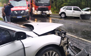 Colisão frontal deixa duas pessoas feridas na Rodovia Sebastião Toledo dos Santos, em Criciúma