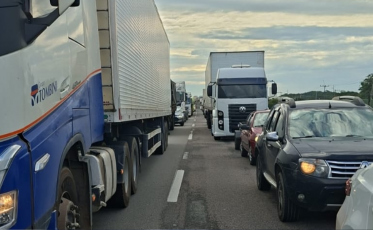 Bloqueio na Ponte Anita Garibaldi gera 5 km de filas na BR-101