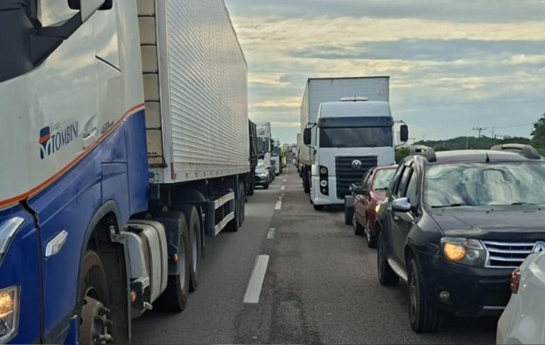 Bloqueio na Ponte Anita Garibaldi gera 5 km de filas na BR-101