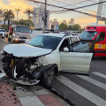 Colisão frontal entre dois veículos mobiliza Bombeiros no Centro de Criciúma